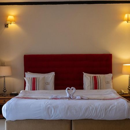 The Country Lodge Hotel Freetown Buitenkant foto