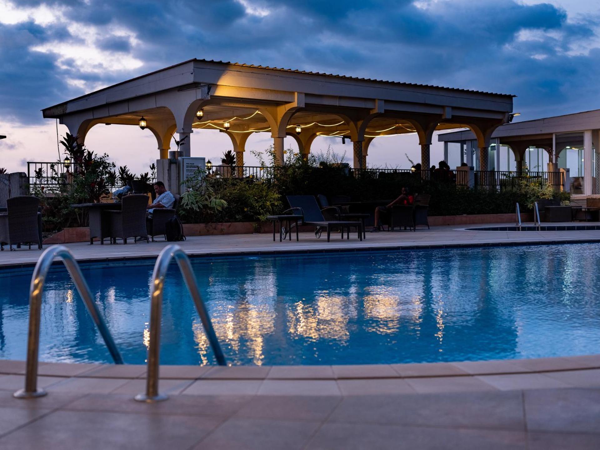 The Country Lodge Hotel Freetown Buitenkant foto